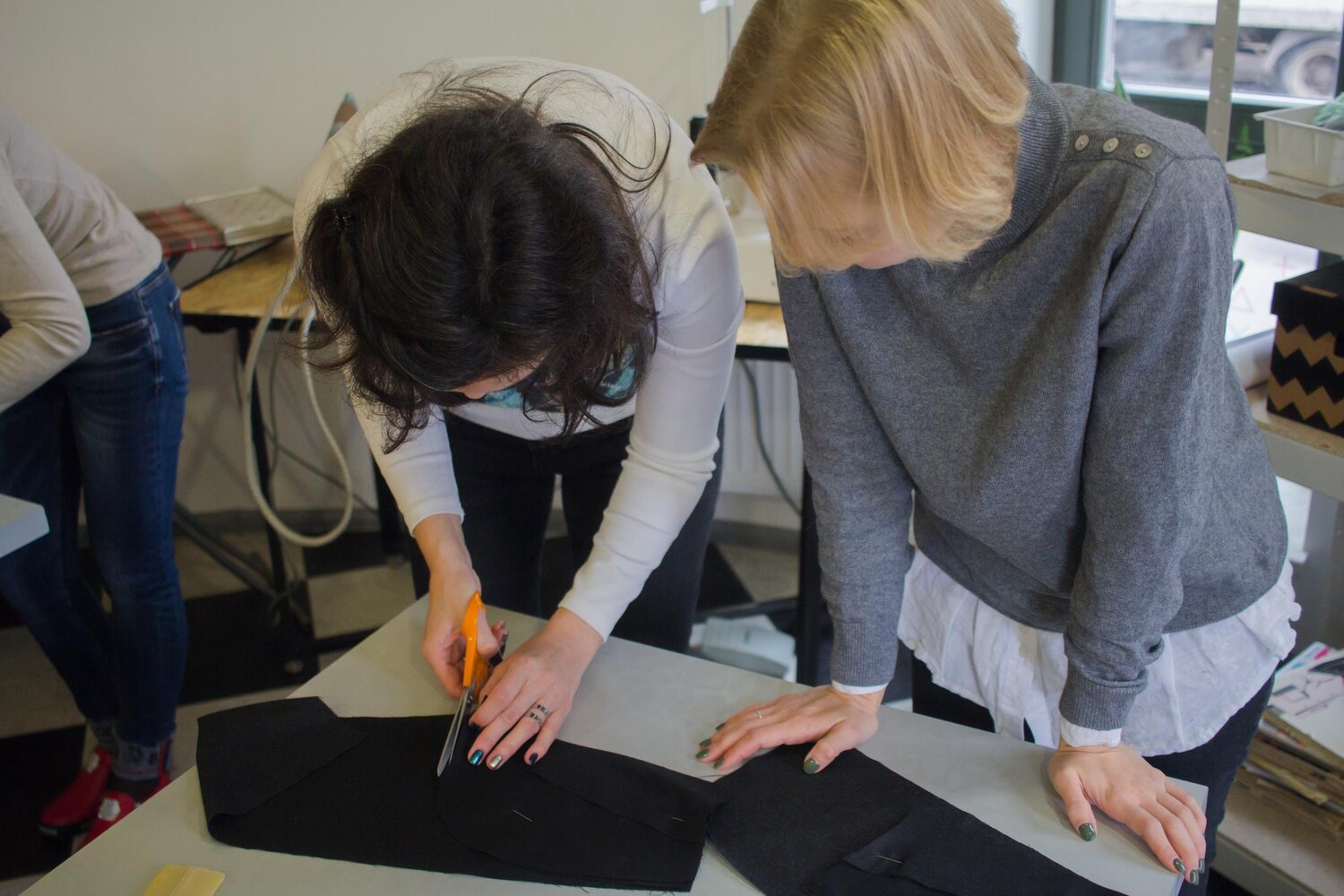 Apprentissage du métier d'art de tailleur : une jeune talentueuse formée par un expert senior